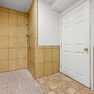 King Room Roll Shower Disability Access or Non Smoking